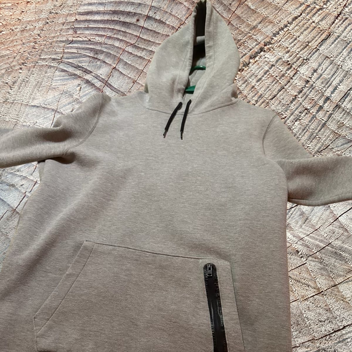 Casual Light Gray Hoodie – Front Pocket & Black Drawstrings